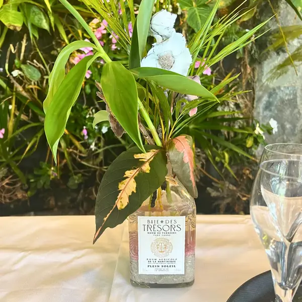 Bouteilles en verre Baie des Trésors utilisées comme soliflores ou vases décoratifs lors d'évènements