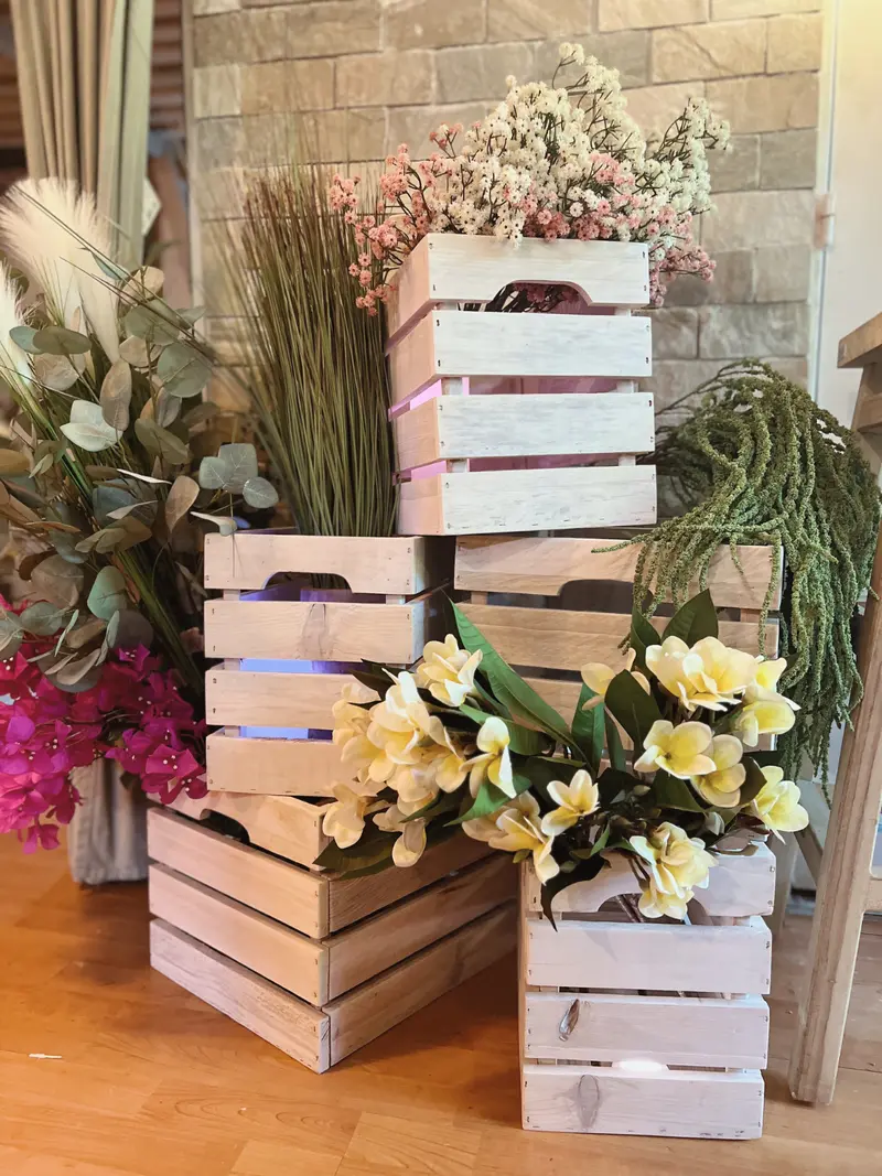 Caisses en bois décoratives empilables pour coin cadeaux, bar ou décoration événementielle en Martinique