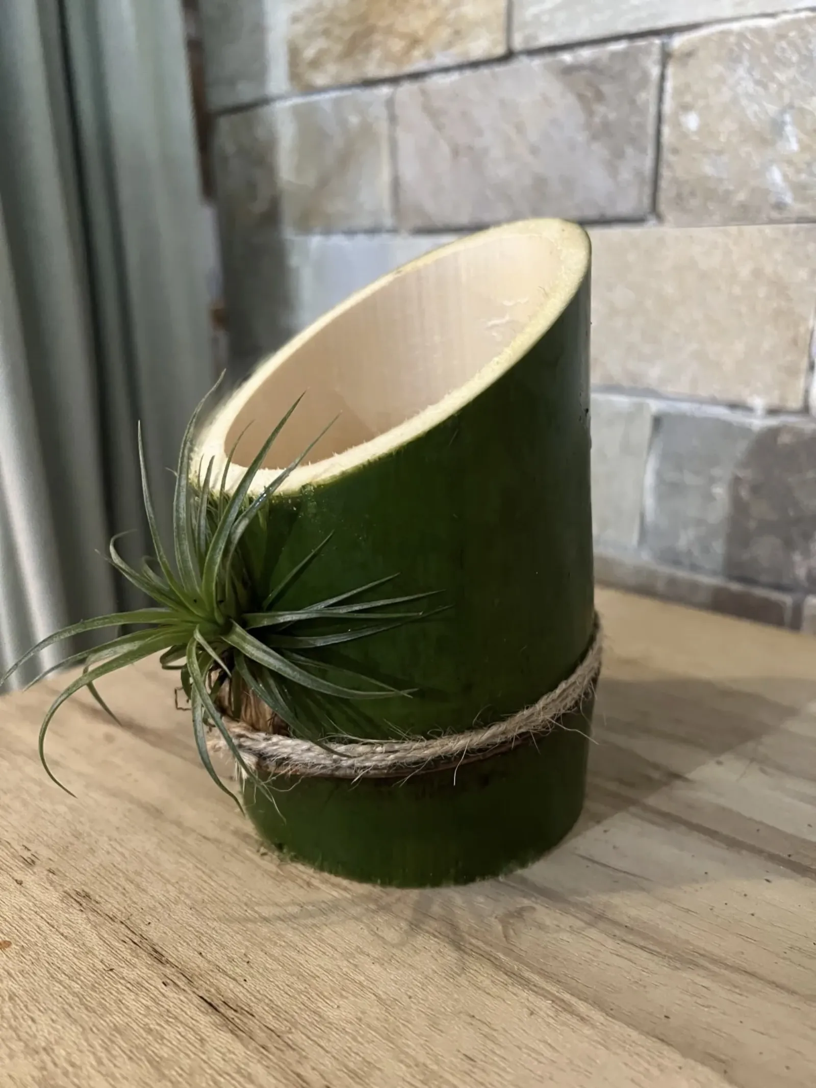 Cendriers en bambou utilisés comme accessoires discrets pour espaces fumeurs lors d’événements