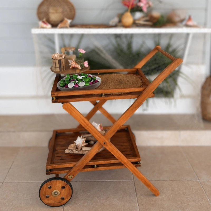 Chariot desserte pliable en teck utilisé comme bar ou support de présentation lors d'événements
