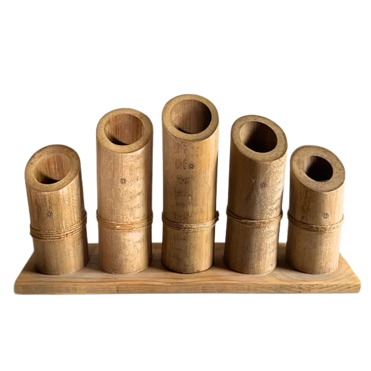 Vases en bambou sur socle en bois pour compositions florales et décoration évènementielle