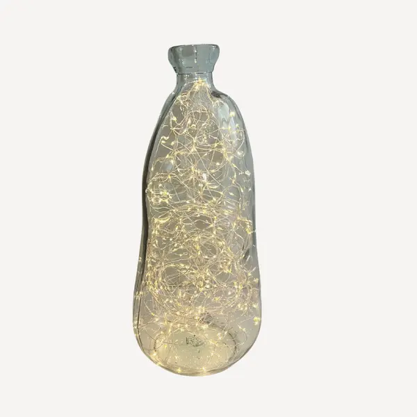 Dame-jeanne en verre transparent utilisée comme vase ou luminaire décoratif lors d'évènements