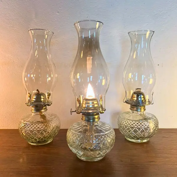 Lampe à huile en verre taillé utilisée comme élément décoratif lors d'un évènement ou d'un mariage