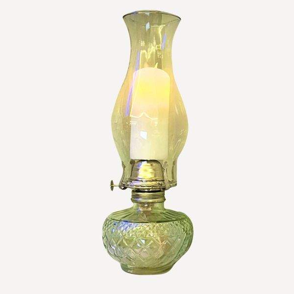 Lampe à huile en verre taillé utilisée comme élément décoratif lors d'un événement ou d'un mariage