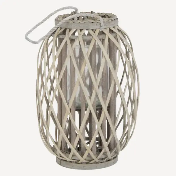 Lanternes en osier gris et verre utilisées comme éléments décoratifs, supports végétaux ou luminaires