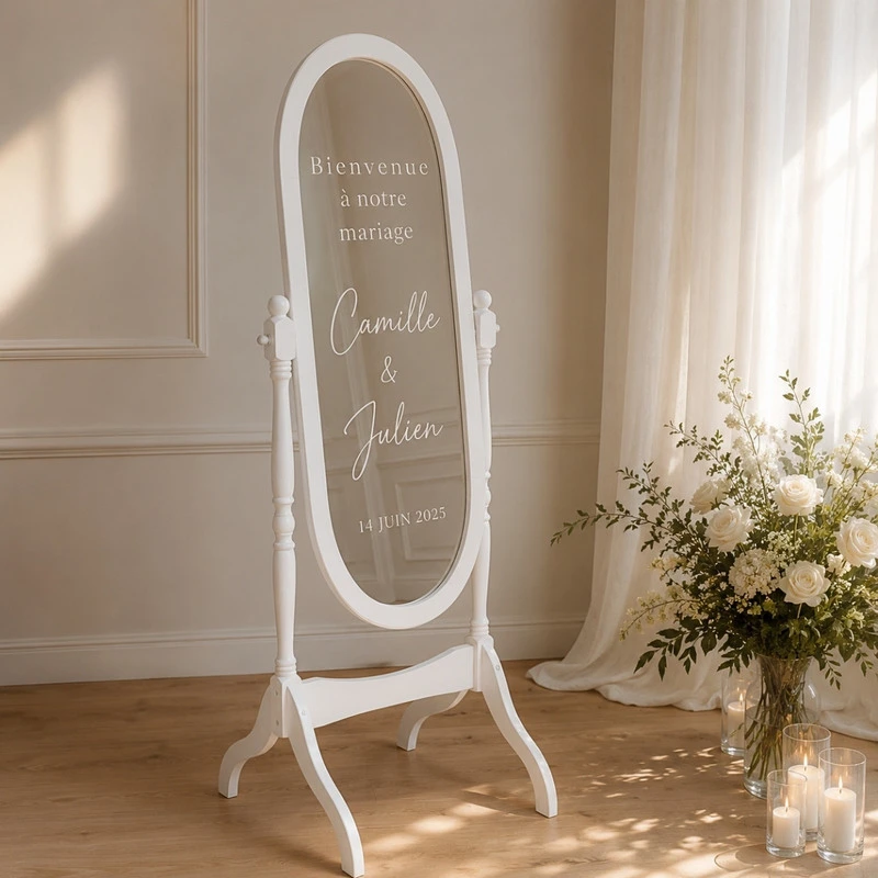 Miroir psyché blanc utilisé comme panneau d'accueil ou support de lettrage lors d'un mariage ou d'un événement