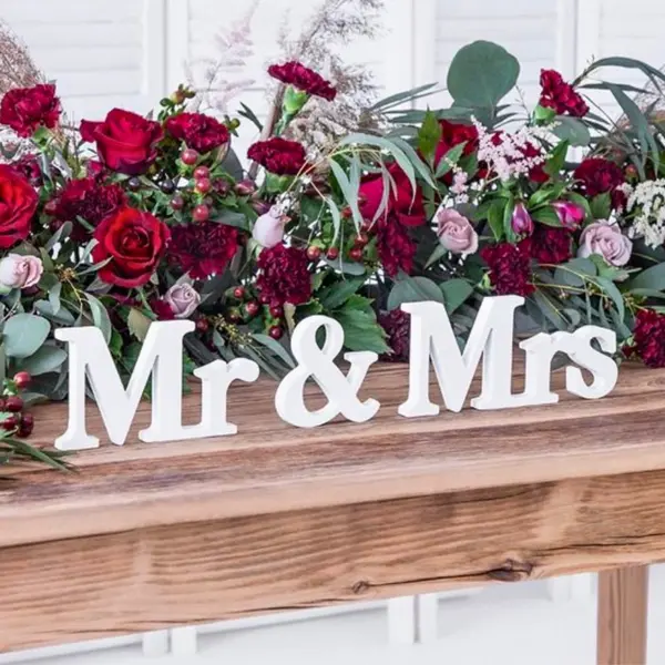 Lettres décoratives en bois blanc « Mr & Mrs » pour décoration de mariage