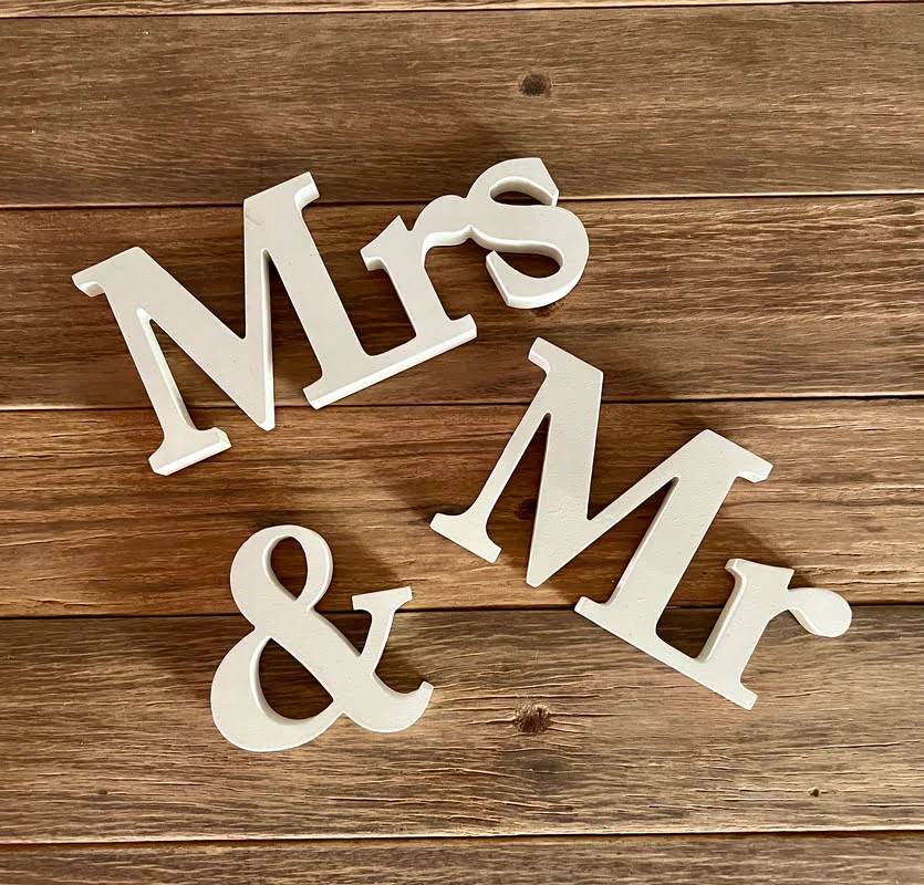 Lettres décoratives en bois blanc « Mr & Mrs » pour décoration de mariage