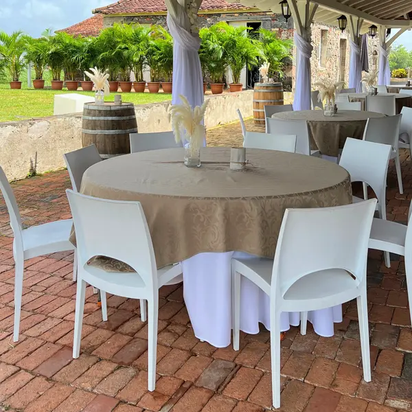 Nappes damassées taupe utilisées sur tables rondes et rectangulaires lors d'évènements et mariages