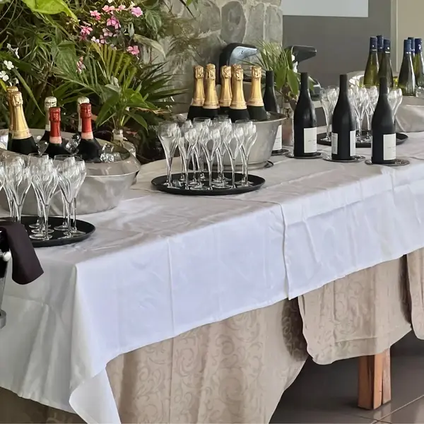 Nappes damassées taupe utilisées sur tables rondes et rectangulaires lors d'évènements et mariages