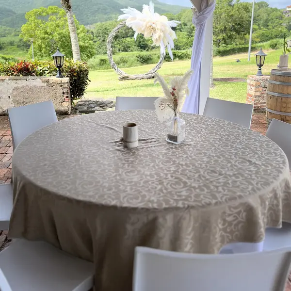 Nappes damassées taupe utilisées sur tables rondes et rectangulaires lors d'évènements et mariages