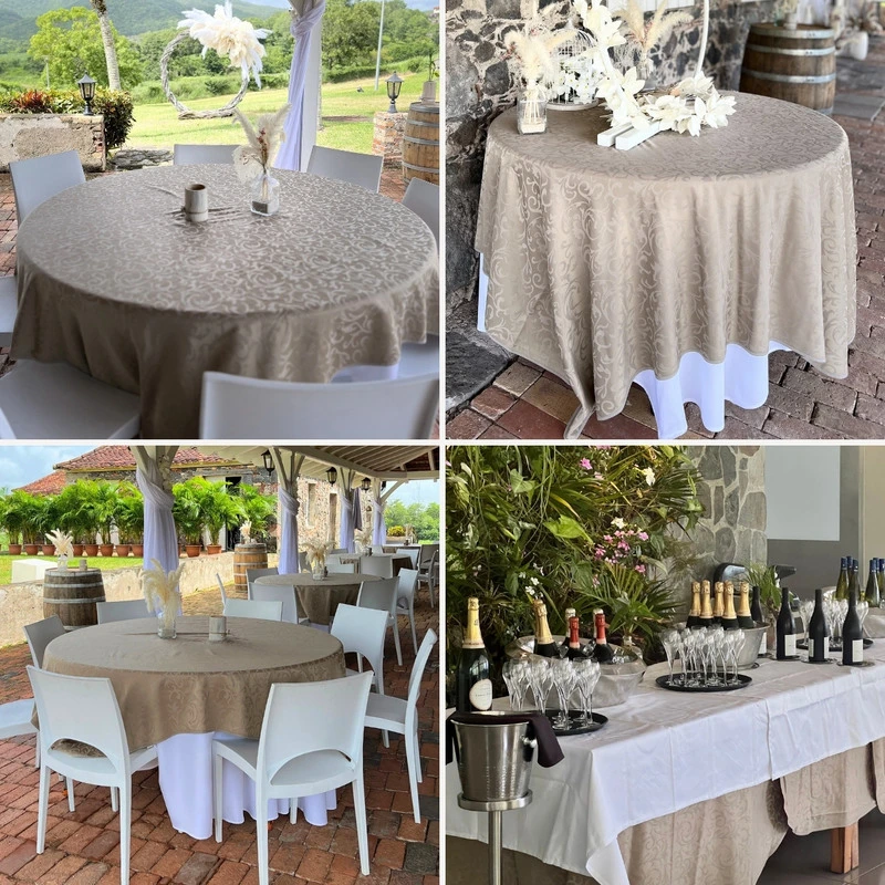 Nappes damassées taupe utilisées sur tables rondes et rectangulaires lors d'événements et mariages