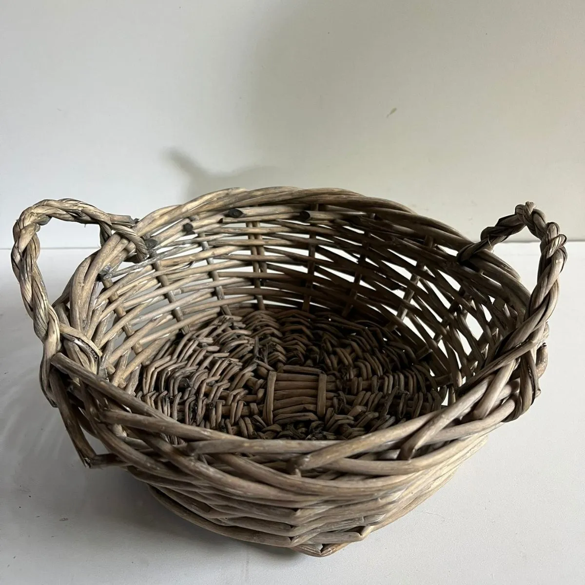 Paniers corbeille en rotin utilisés comme éléments décoratifs ou présentoirs lors d'événements