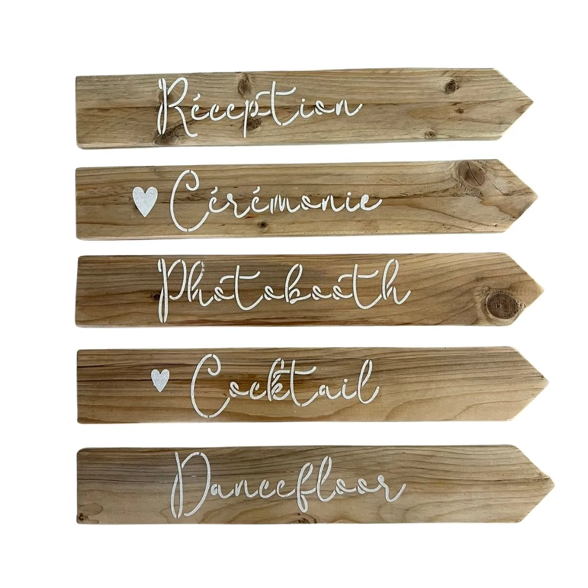 Panneaux signalétiques en bois avec écriture manuscrite utilisés pour orienter les invités lors d'un mariage