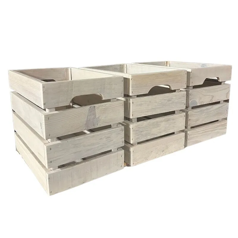 Petites caisses en bois blanchi décoratives utilisées comme supports de décoration événementielle