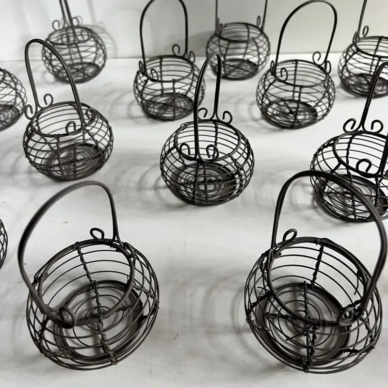 Petits paniers en métal filaire utilisés comme décoration de table