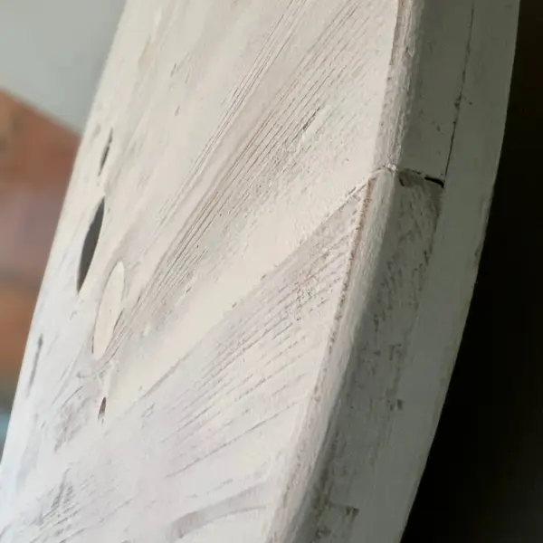 Plateaux ronds en bois blanchi posés sur des tonneaux utilisés comme mange-debout lors d'évènements