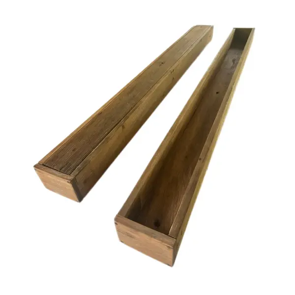 Supports décoratifs artisanaux en bois rouge ancien utilisés pour une décoration de table évènementielle
