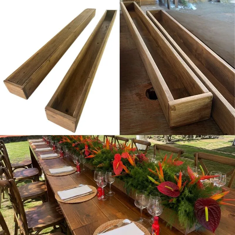 Supports décoratifs artisanaux en bois rouge ancien utilisés pour une décoration de table événementielle