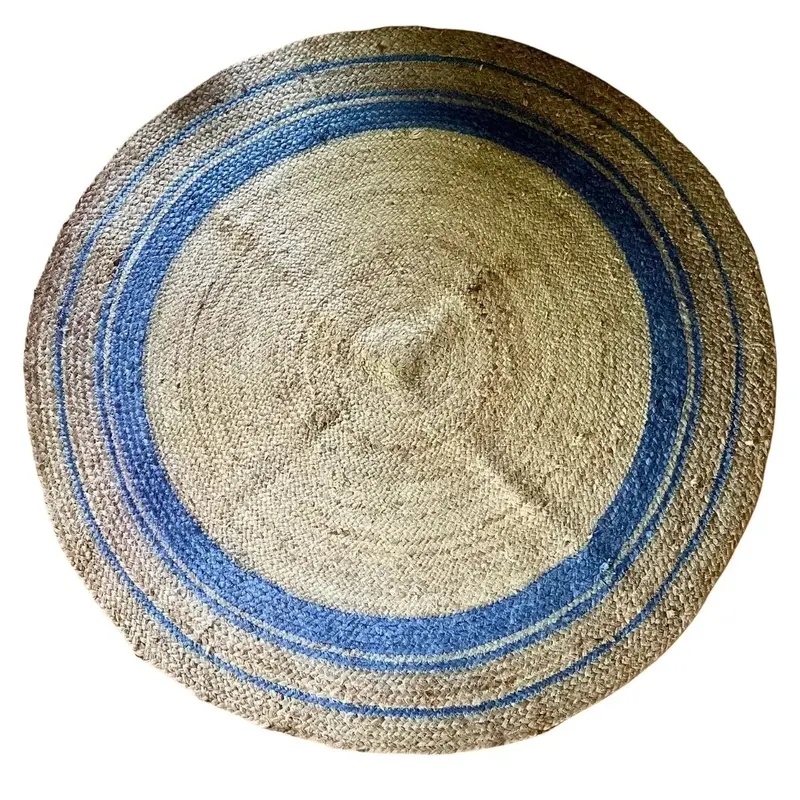 Tapis rond en fibres naturelles utilisé pour décorer un espace événementiel