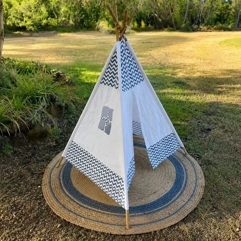 Tente tipi enfant en tissu et bois naturel pour coin jeux et détente
