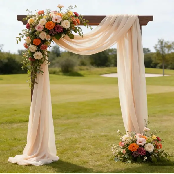 Tenture voilage champagne pour arche de mariage, drapée sur une structure en extérieur