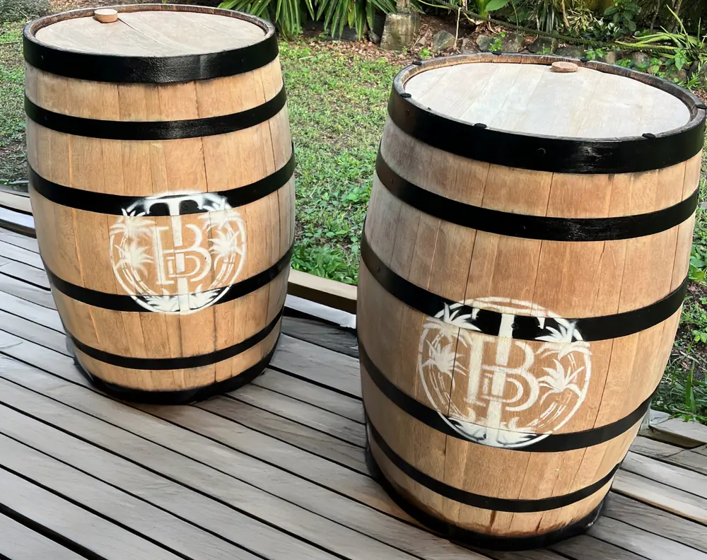 Tonneaux en bois utilisés pour bar à spiritueux ou mange-debout lors d’événements