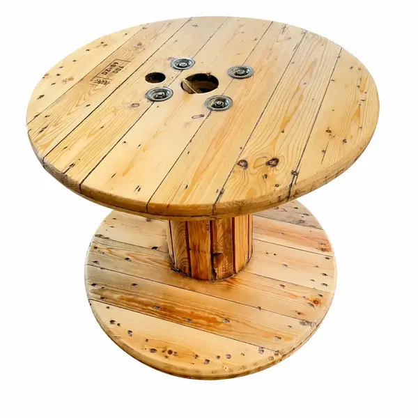 Tourets en bois brut utilisés en table basse pour un coin lounge lors de réceptions