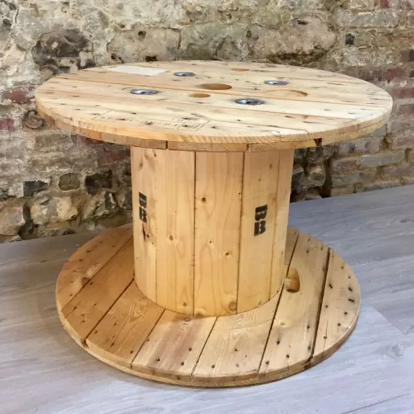 Tourets en bois brut utilisés en table basse pour un coin lounge lors de réceptions