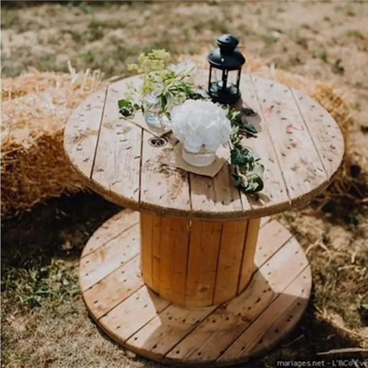 Tourets en bois brut utilisés en table basse pour un coin lounge lors de réceptions