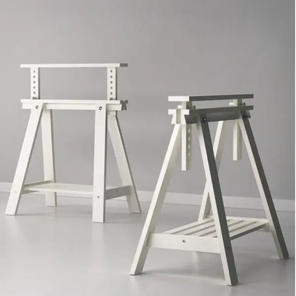 Tréteaux architecte blancs utilisés comme supports de buffet ou table de présentation lors d'évènements