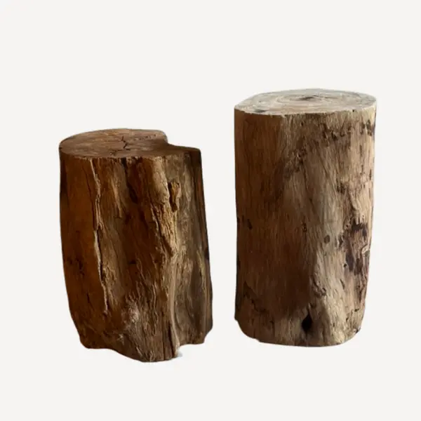 Troncs en bois de Zamana local utilisés en décoration évènementielle pour structurer des espaces