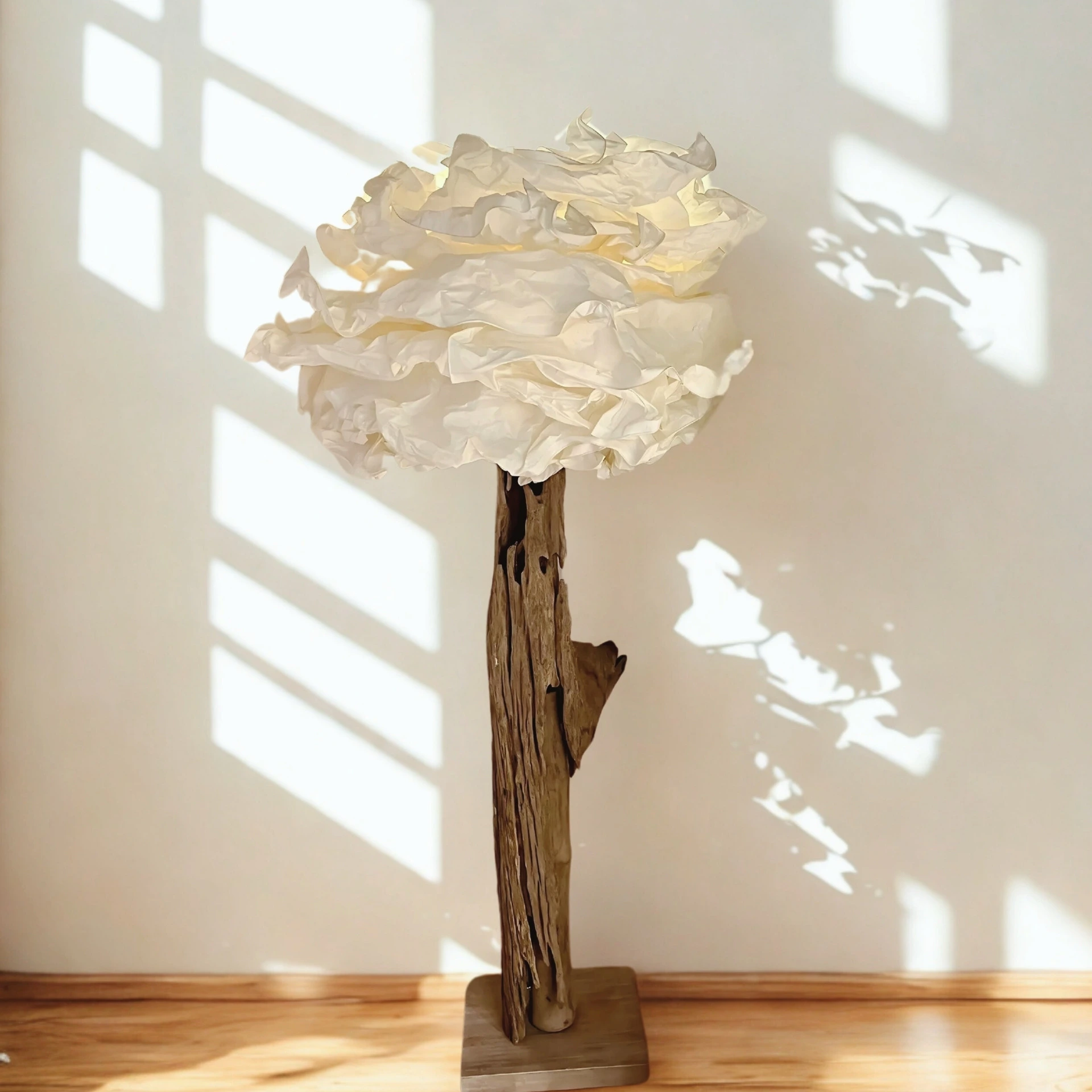 Lampe artisanale en bois flotté – création décorative fabriquée en Martinique