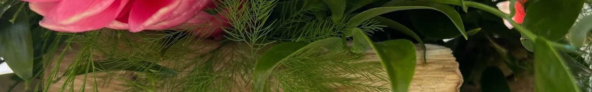 Détail de socles en bois flotté fabriqués artisanalement pour une décoration événementielle