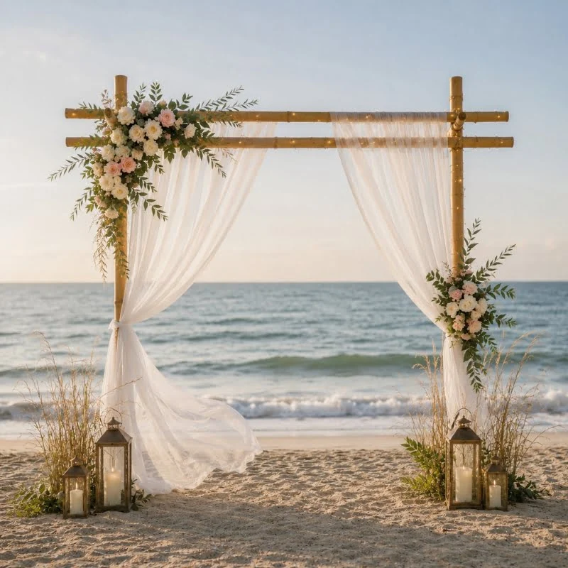 Arche de mariage en bambou installée sur la plage en Martinique
