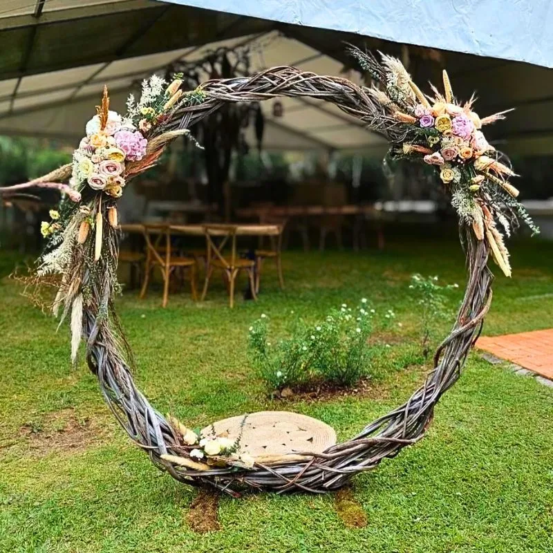 Arche de mariage ronde avec décoration florale en Martinique