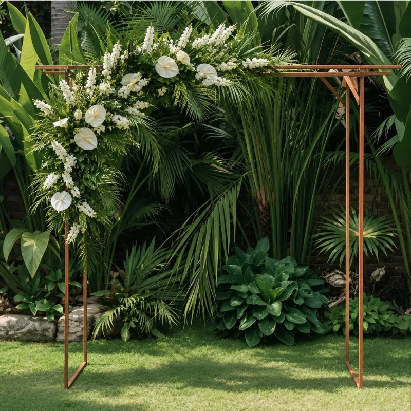 Arche minimaliste en bois et feuillage tropical pour mariage
