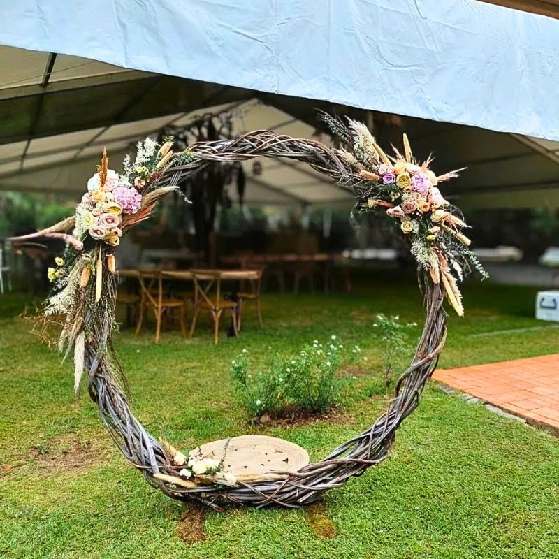 Arche ronde en lianes tressées pour cérémonie ou espace photo