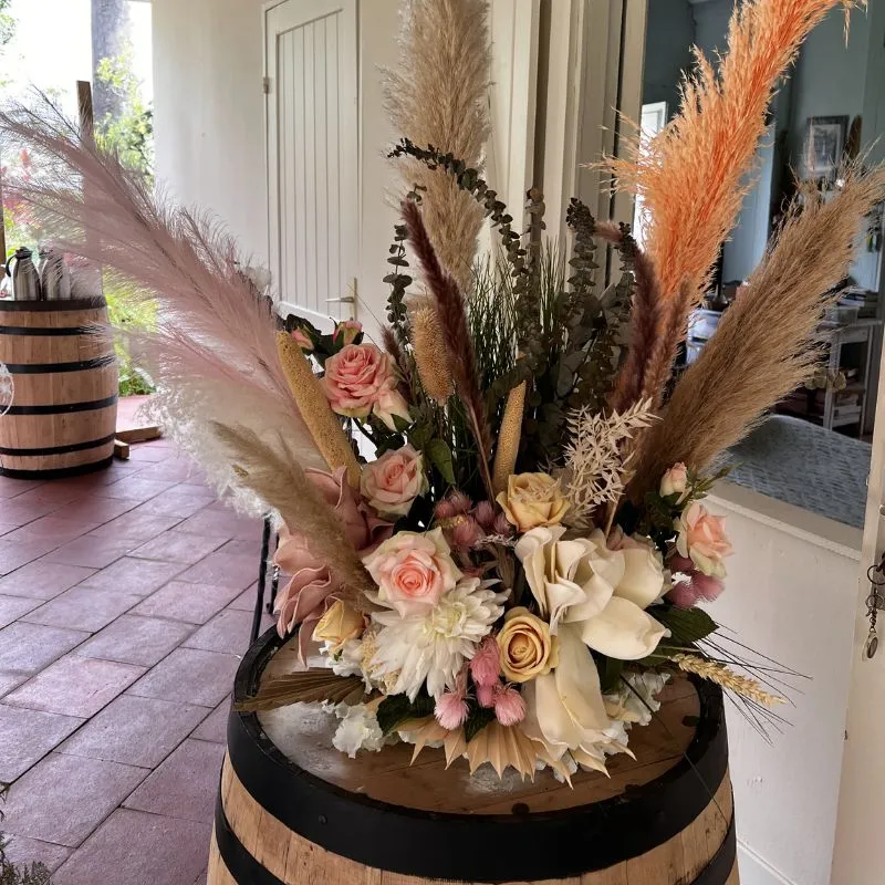 Centre de table tropical pour mariage en Martinique avec fleurs et feuillages