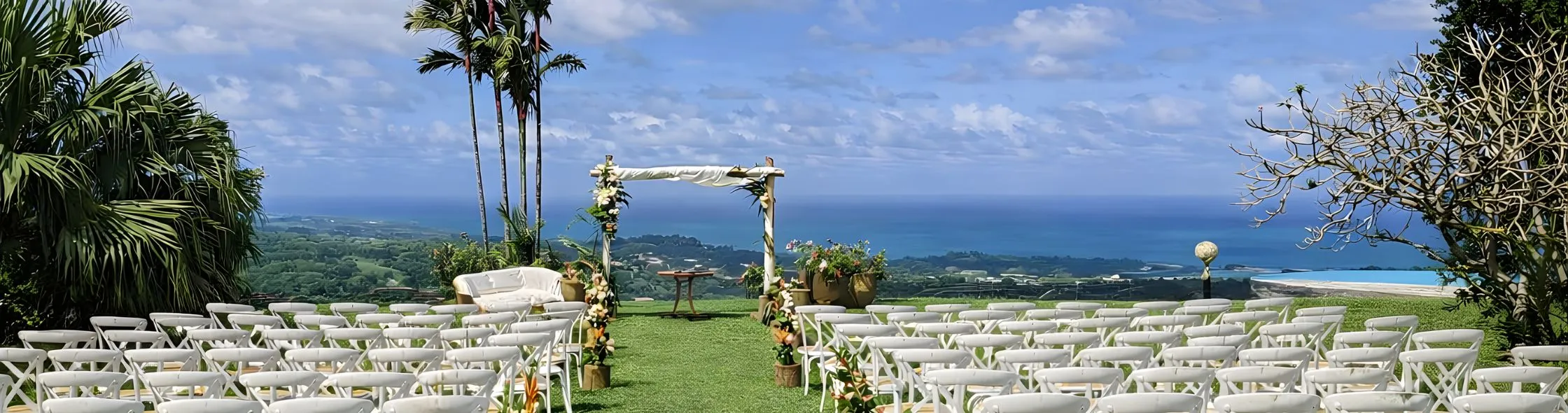 Arche de mariage bambou avec végétaux naturels en Martinique