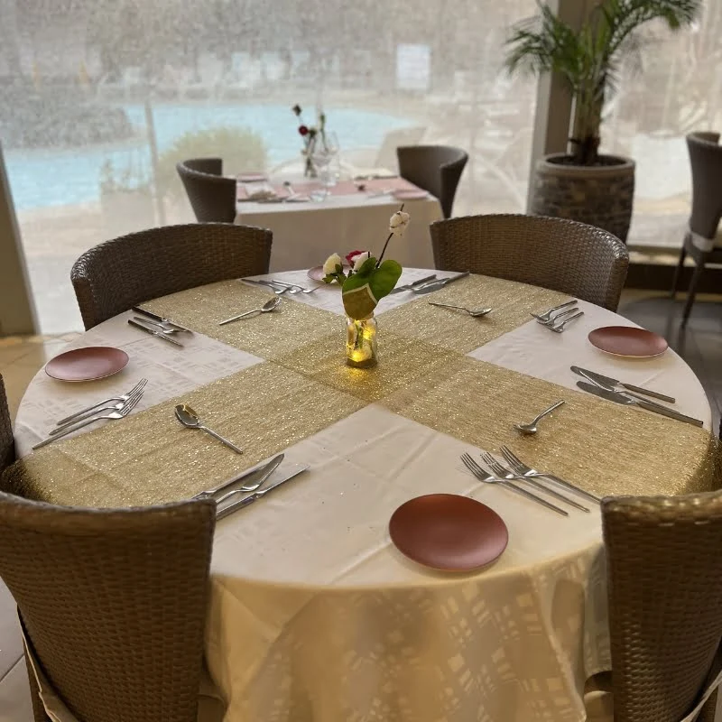 Décoration de table pour la fête des mères dans un restaurant en Martinique