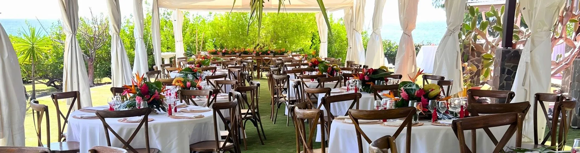 Arche de mariage bohème en pampas et végétaux naturels, décoration de mariage en Martinique