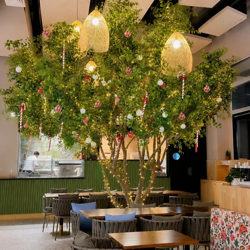 Décoration de Noël dans un restaurant avec mezzanine en Martinique