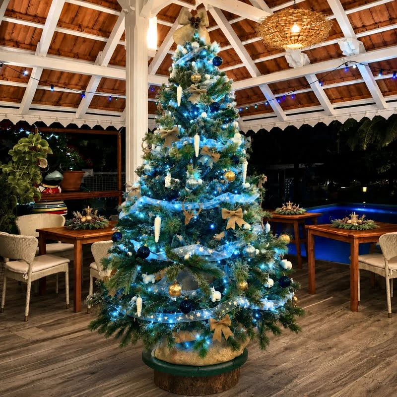 Sapin de Noël illuminé dans un hôtel en Martinique